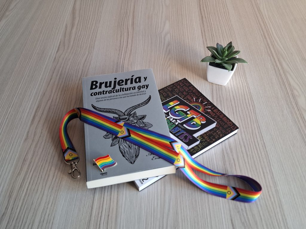 Materiales sobre diversidad sexual y de género con símbolos LGTBIQA+ en un espacio terapéutico inclusivo