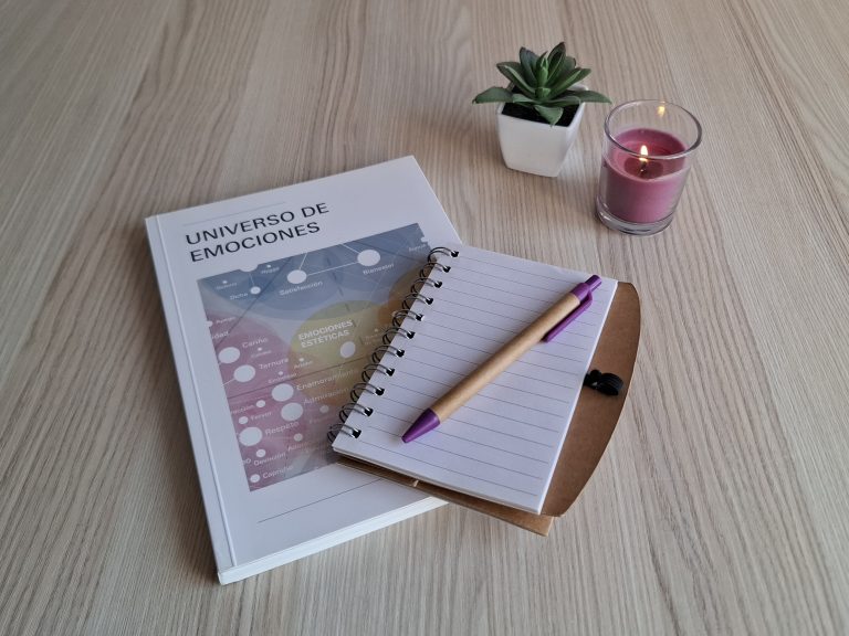Espacio de acompañamiento psicológico con libro sobre emociones y libreta de trabajo terapéutico